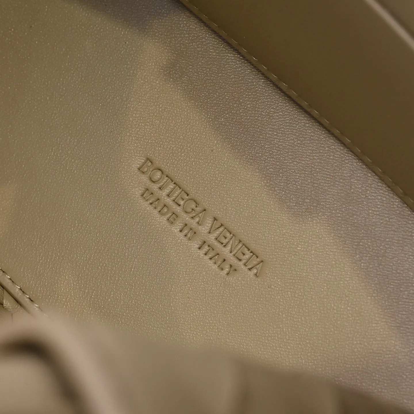 Batch 1860 B's 2023 spring and summer new style continues the brand's woven pattern style with detailed metal knot switch buckles. This time, the shoulder straps are also made into tube weaves, showing different craftsmanship. The carrying method is versatile to create more different styles. Intrecciato woven leather small handbag, equipped with sliding crossbody strap. Internal compartments, including 1 zipper pocket and 2 open pockets. Magnetic buckle closure. Size: 25*20*10cm Model: 7463#